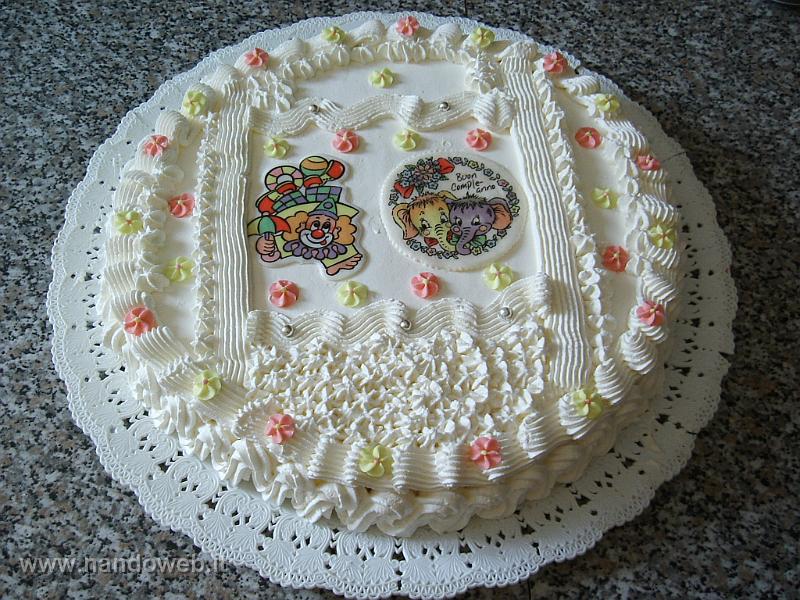 2005_0205_121441.JPG - torta con crema bianca e cioccolato , decorata con panna e fiori di zucchero